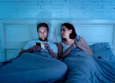 Yaşam tarzı telefon bağımlısı adam koca ve duygu sinirli sinirli eş kadın göz ardı ve üzgün Internet, sosyal medya oyunları ve teknoloji bağımlılığı ve ilişki iletişim sorunları.