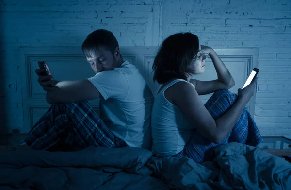 Jeune Couple Lit Tard Dans Nuit Utilisant Des Téléphones Intelligents — Photo