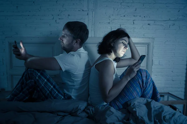 Casal Jovem Cama Tarde Noite Usando Telefones Inteligentes Obcecados Com — Fotografia de Stock