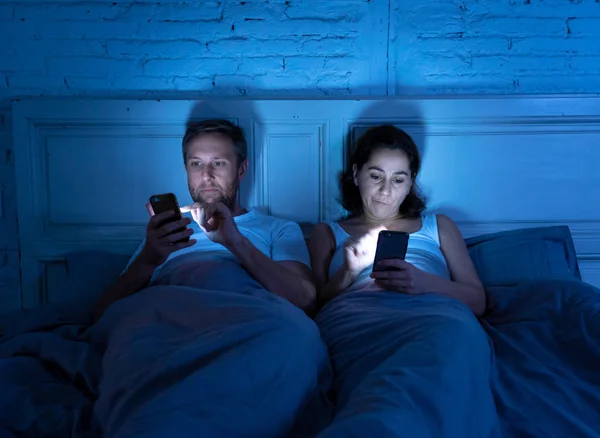 Casal Jovem Cama Tarde Noite Usando Telefones Inteligentes Obcecados Com — Fotografia de Stock