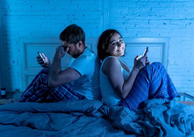 Mutlu kız arkadaşın karısı yatakta ve sinirli sinirli sinirli kocası erkek cep telefonu bağımlısı portresi yaşam tarzı göz ardı telefon duygu bıkkın. Mobil Internet bağımlılığı ve çift sorunları.