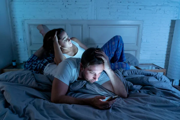 Trauriges Ehepaar Das Sein Smartphone Nachts Bett Benutzt Und Sich — Stockfoto