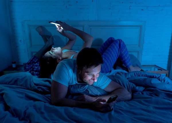 Triste Homem Mulher Casal Usando Seu Telefone Celular Inteligente Cama — Fotografia de Stock