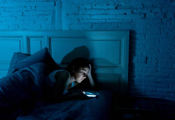 中毒の若い美しい女性チャットと携帯電話中毒の概念で彼女のスマート フォンの眠いの退屈 深夜疲れて夜を使用してインターネット上でサーフィン — ストック写真