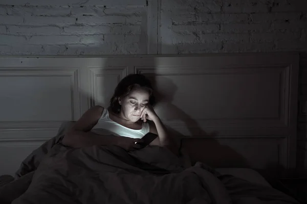 Jovem Mulher Atraente Acordado Tarde Noite Usando Telefone Inteligente Deitado — Fotografia de Stock