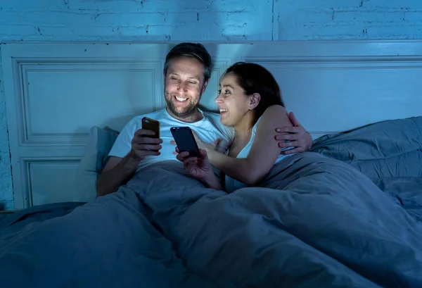 Souriant Jeune Couple Attrayant Hommes Femmes Utilisant Smartphone Couché Sur — Photo