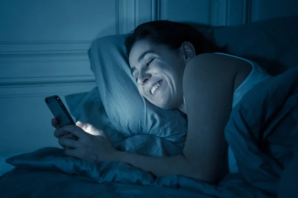 Mujer Hispana Despierta Tarde Noche Teléfono Inteligente Acostada Cama Dormitorio — Foto de Stock