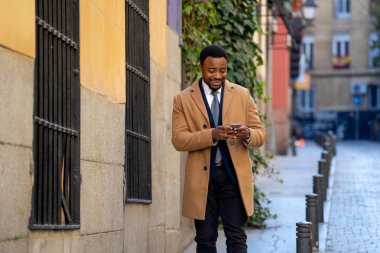 Çekici işadamı kentsel City akıllı cep telefonunda kışın sokak konuşuyor. İnsanlar, sosyal ağ, özgürlük, teknoloji ve girişimci yaratıcı iş kavramı dışında çalışma seyahat.