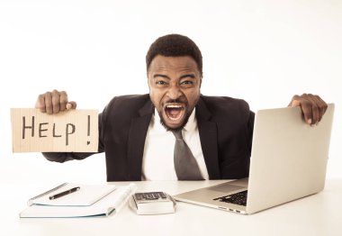 Umutsuz Afrikalı-Amerikalı işadamı işareti üzülmüş yardımını holding kızgın ve overworked, işyerinde stres acı dizüstü bilgisayar ile beyaz izole. Kişi ve iş kavramı.