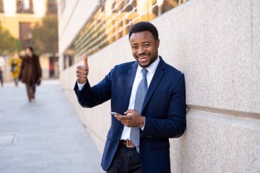 Genç adam akıllı aşınmaya üstünde hareket eden telefon açık havada city adlı metin e-posta ya da sosyal medya app sokak gönderme. Mutlu iş adamları, girişimci ve iş özgürlük iletişim teknoloji dışında çalışma.
