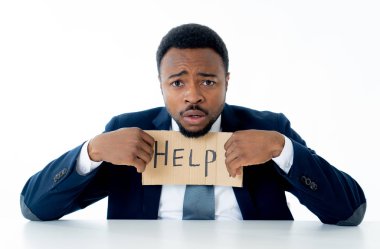 Duygu üzgün ve kurumsal overworked yardım sorun, iş kriz ve işsizlik depresyon kavramı iş için mesaj soran tutan genç çekici ve hayal kırıklığına uğramış Afrika kökenli Amerikalı işadamı.