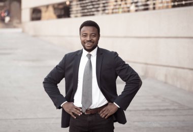 Yarım uzunluk vücut emin Olgun yakışıklı Afro-Amerikan Ceo işadamı girişimci şehir sokak kentsel arka planda açık havada şık elbiseli portresi. Kişi ve yaratıcı iş başarı.