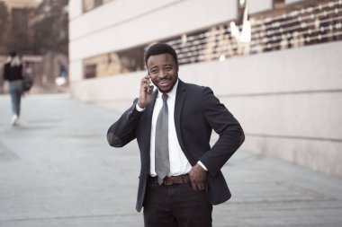 Çekici işadamı kentsel City akıllı cep telefonunda mutlu insanlar dışında sokak konuşuyor. Sosyal ağ, özgürlük, modern teknoloji ve girişimci yaratıcı iş kavramı.