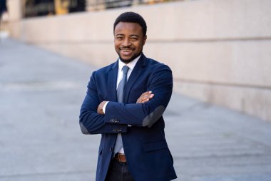 Yarım uzunluk vücut emin Olgun yakışıklı Afro-Amerikan Ceo işadamı girişimci şehir sokak kentsel arka planda açık havada şık elbiseli portresi. Kişi ve yaratıcı iş başarı.