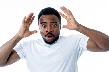 Portre yakışıklı genç adamın yüzünde insan duyguları duygu ve yüz ifadesi korkmuş ve savunma hareketleri yapma korkmuş bir ifade ile şoka girmiş. Gri arka plan üzerinde izole.