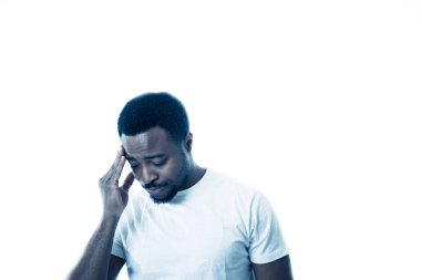 Çekici bir adam üzgün ve depresyonda depresyon duygu üzüntü ve insan duyguları yüz ifadeleri ve depresyon kavramı hoş olmayan ağrı acı portresi. Gri mavi arka plan üzerinde izole.