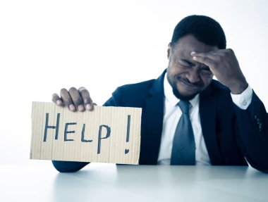 Duygu üzgün ve kurumsal overworked yardım sorun, iş kriz ve işsizlik depresyon kavramı iş için mesaj soran tutan genç çekici ve hayal kırıklığına uğramış Afrika kökenli Amerikalı işadamı.