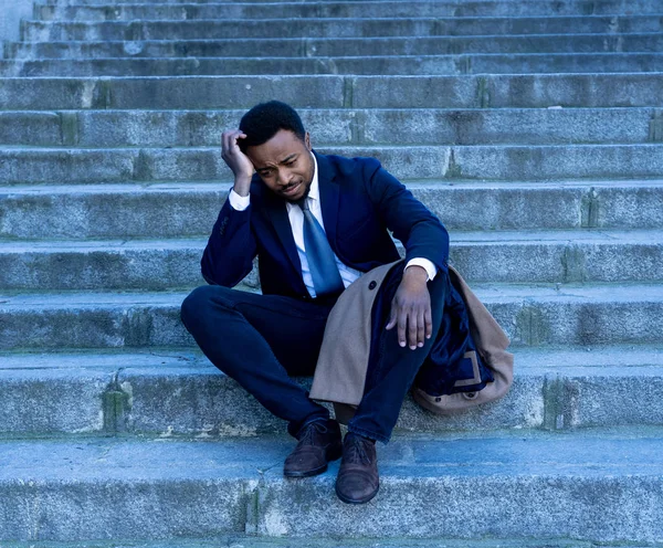Молодой Уволенный Африканский Бизнесмен Потерявшийся Депрессии Плачет Сидя Лестнице Улице — стоковое фото
