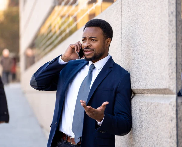 Atractivo Hombre Negocios Hablando Por Teléfono Móvil Inteligente Calle Urbana — Foto de Stock