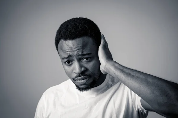 非洲裔美国成年人的肖像在痛苦与悲伤和疲惫的脸看起来有关 担心和体贴的人的情绪 面部表情和抑郁 隔离在中性背景上 — 图库照片
