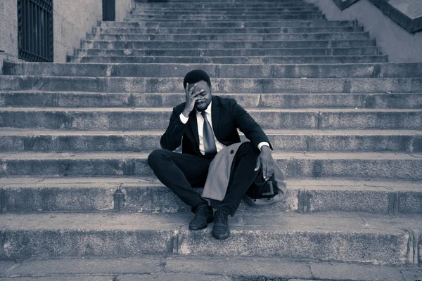 Jovem Demitido Homem Negócios Afro Americano Perdido Depressão Chorando Sentado — Fotografia de Stock