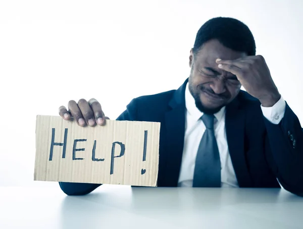 Молодой Привлекательный Разочарованный Африканский Бизнесмен Держит Сообщение Просьбой Помощи Чувствуя — стоковое фото