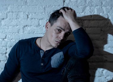 Üzgün depresif genç adam harap duygu zarar ağlıyor portresi insanlar, üzüntü, duygusal acı, yalnızlık ve Kalbi kırık kavramı kopya alanı ve karanlık ruh ışık ile depresyon acı.