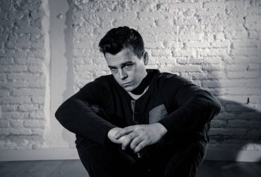 Üzgün depresif genç adam harap duygu zarar ağlıyor portresi insanlar, üzüntü, duygusal acı, yalnızlık ve Kalbi kırık kavramı kopya alanı ve karanlık ruh ışık ile depresyon acı.