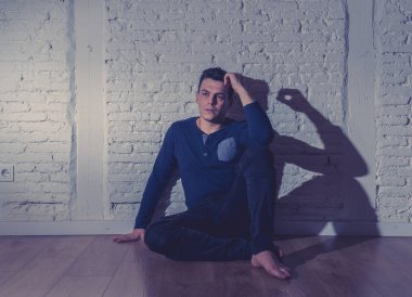 Üzgün depresif genç adam harap duygu zarar ağlıyor portresi insanlar, üzüntü, duygusal acı, yalnızlık ve Kalbi kırık kavramı kopya alanı ve karanlık ruh ışık ile depresyon acı.