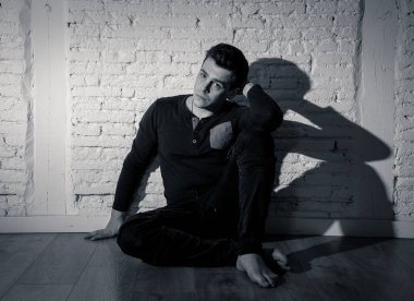 Üzgün depresif genç adam harap duygu zarar ağlıyor portresi insanlar, üzüntü, duygusal acı, yalnızlık ve Kalbi kırık kavramı kopya alanı ve karanlık ruh ışık ile depresyon acı.