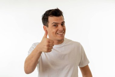 Mutlu yüz ve zafer jestleri gösterilen güzel gülümseme ile genç beyaz adam portresi kapatın. Beyaz arka plan üzerinde izole. Kişi, pozitif insan yüz ifadesi ve duygu kavramı.