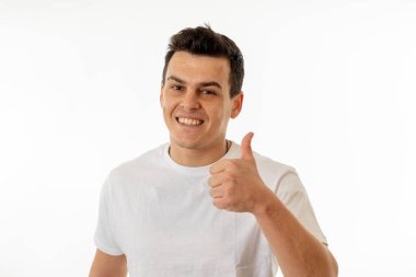 Mutlu yüz ve zafer jestleri gösterilen güzel gülümseme ile genç beyaz adam portresi kapatın. Beyaz arka plan üzerinde izole. Kişi, pozitif insan yüz ifadesi ve duygu kavramı.
