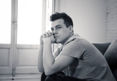 Depresyonda ve umutsuz tek başına eve acı duygusal acı ve mutsuzluk kanepe ağlıyor felling genç adam portresi. İnsanlar kırık kalp içinde kavramı depresyon zorbalık ve akıl sağlığı sorunları.