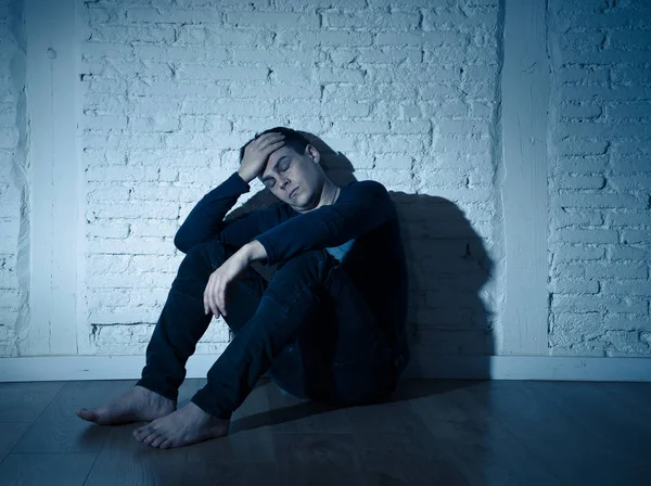 Retrato Triste Deprimido Jovem Chorando Devastado Sentindo Ferido Sofrendo Depressão — Fotografia de Stock