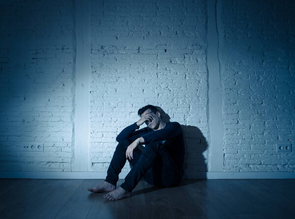 Портрет грустного депрессивного молодого человека плачущего опустошенное чувство боли страдание депрессия у людей, грусть, эмоциональная боль, одиночество и разбитое сердце концепция с копировальным пространством и темным настроением света
.