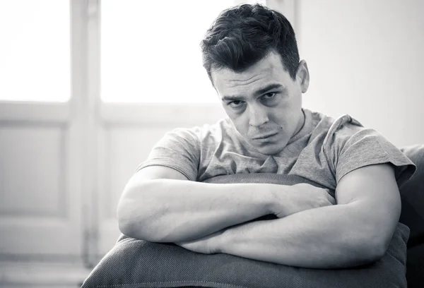 Unglücklich Depressive Kaukasische Mann Sitzt Weinend Und Liegend Wohnzimmer Couch — Stockfoto