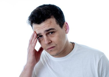 Çekici üzücü depresif adam depresyon duygu üzüntü ve duygusal ağrı insanlar, insan duygularını yüz ifadeleri ve depresyon acı portresi kapatın. Beyaz arka plan üzerinde izole.