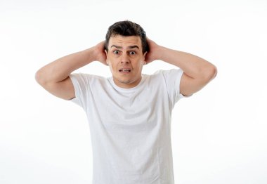 Şok korkmuş jestleri insanlar, insan duygu, duygu ve korku yüz ifadesi kavram yapma korkmuş yüz ifadesi ile genç adam portresi. Beyaz arka plan üzerinde izole.