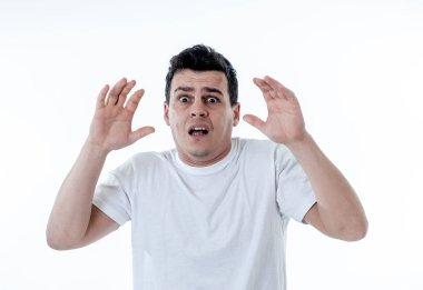 Şok korkmuş jestleri insanlar, insan duygu, duygu ve korku yüz ifadesi kavram yapma korkmuş yüz ifadesi ile genç adam portresi. Beyaz arka plan üzerinde izole.