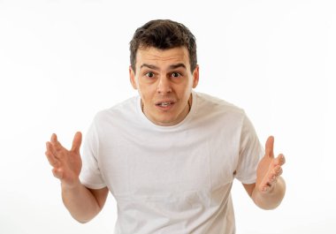 Bir şey büyük bir şeyler oluyor ona inanmamak hayran bakıyor şaşırmış mutlu adam portresi kapatın. İnsanlar şans mutlu yüz ve zafer kavram beyaz arka plan üzerinde izole.