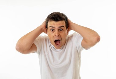 Bir kazanan ve zafer kutluyor kazanan başarılı adam portresi. Dinamik görüntü beyaz stüdyo arka plan üzerinde beyaz erkek modeli. Zafer, mutlu yüz ve insanlar insan ifadeleri kavramı.