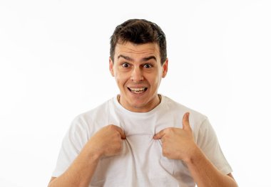 Bir şey büyük bir şeyler oluyor ona inanmamak hayran bakıyor şaşırmış mutlu adam portresi kapatın. İnsanlar şans mutlu yüz ve zafer kavram beyaz arka plan üzerinde izole.