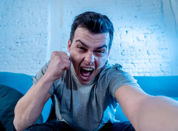 비디오 플레이 스테이션 비디오 중독에 강렬한 얼굴로 조이스틱을 게임을 남자의 — 스톡 사진