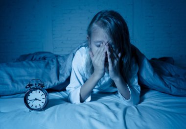 Sevimli uykusuz küçük kız yatakta yorgun görünümlü gece yarısı uyanık gece uykuda kalmak ya da çok erken uyku uykusuzluk anksiyete bozuklukları çocuklarda uyandığımda o sorunları.