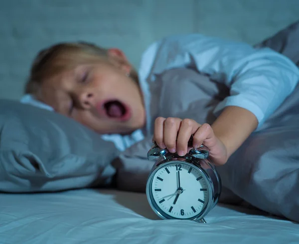 Doce Menina Sem Sono Deitada Triste Cama Olhando Para Despertador — Fotografia de Stock