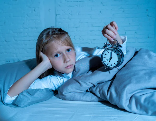 Édes Álmatlan Kislány Szomorú Látszó Ébresztőóra Miután Felébred Fáradtságérzés Marad — Stock Fotó