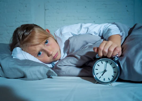 Doce Menina Sem Sono Deitada Triste Cama Olhando Para Despertador — Fotografia de Stock