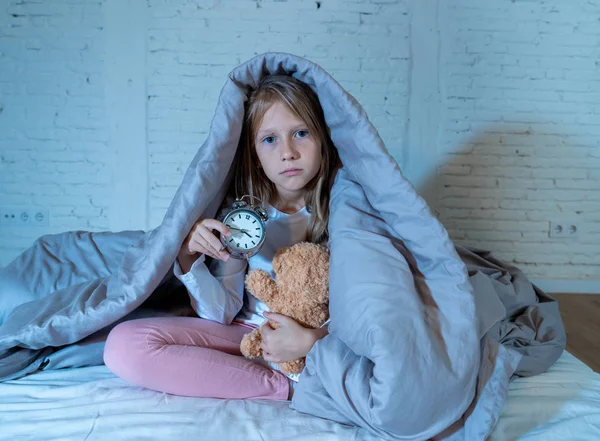 Linda Niña Insomne Sentada Cama Con Aspecto Triste Cansada Que — Foto de Stock