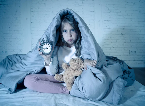 Χαριτωμένο Άγρυπνες Μικρό Κορίτσι Κάθεται Στο Κρεβάτι Ψάχνει Λυπημένος Και — Φωτογραφία Αρχείου