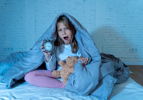 Linda Niña Insomne Sentada Cama Con Aspecto Triste Cansada Que — Foto de Stock